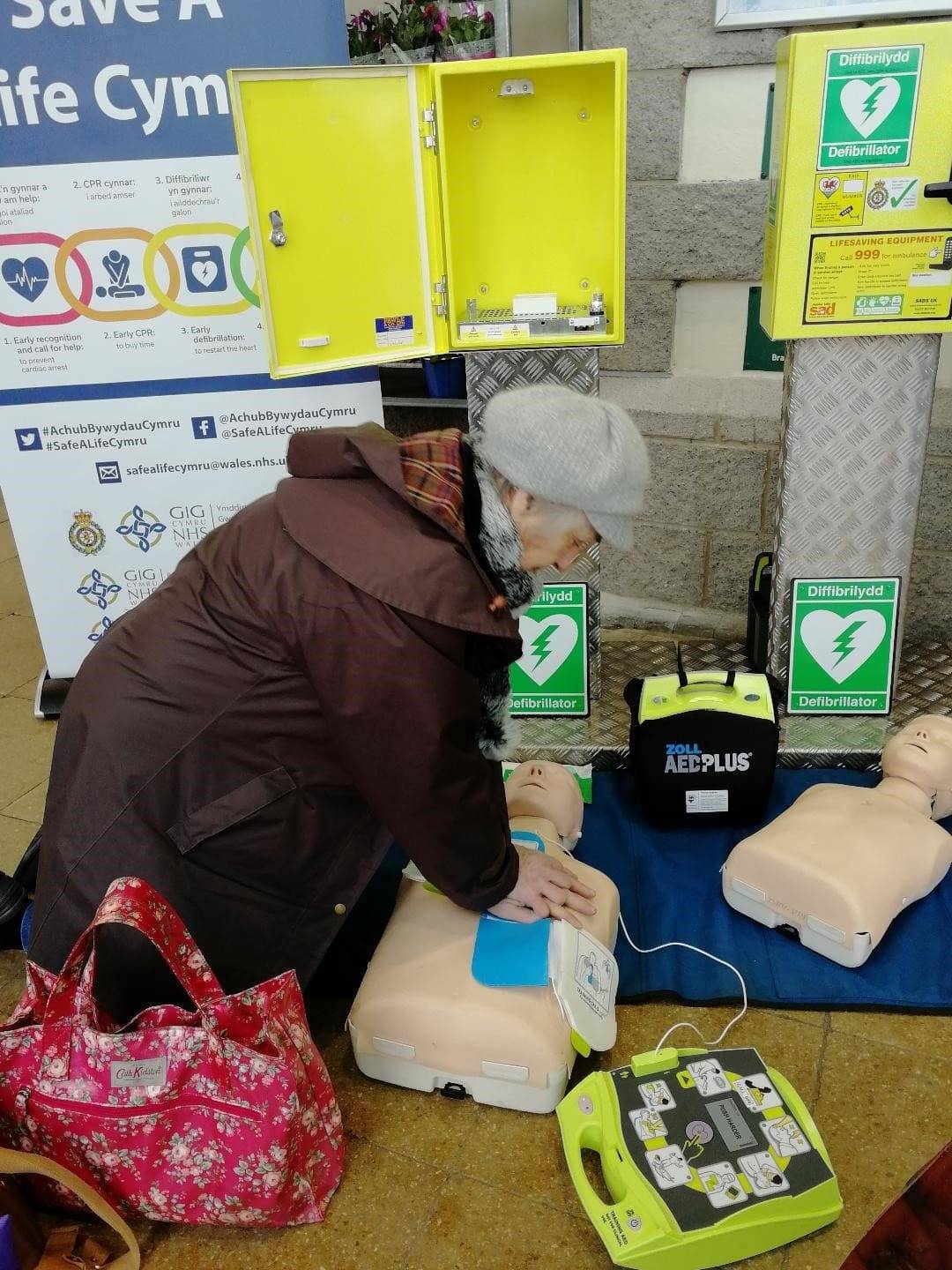 CPR demo in supermarket