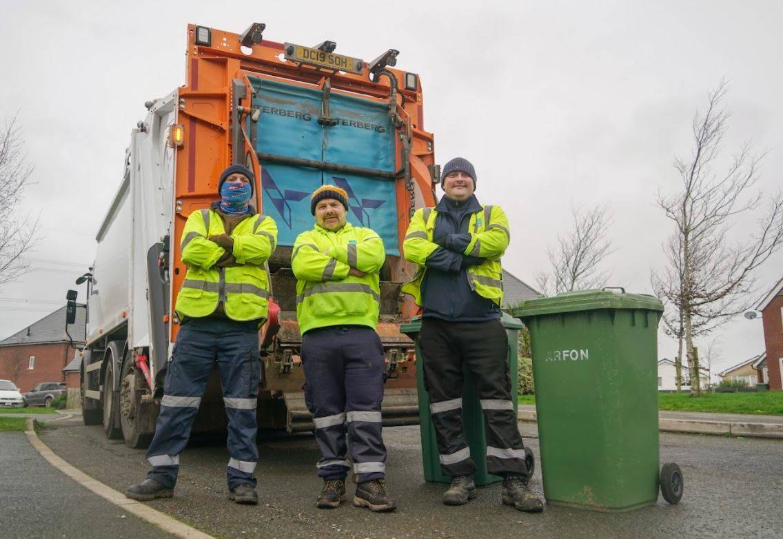 Awyr Las Gwynedd bin men support their local hospital during Covid