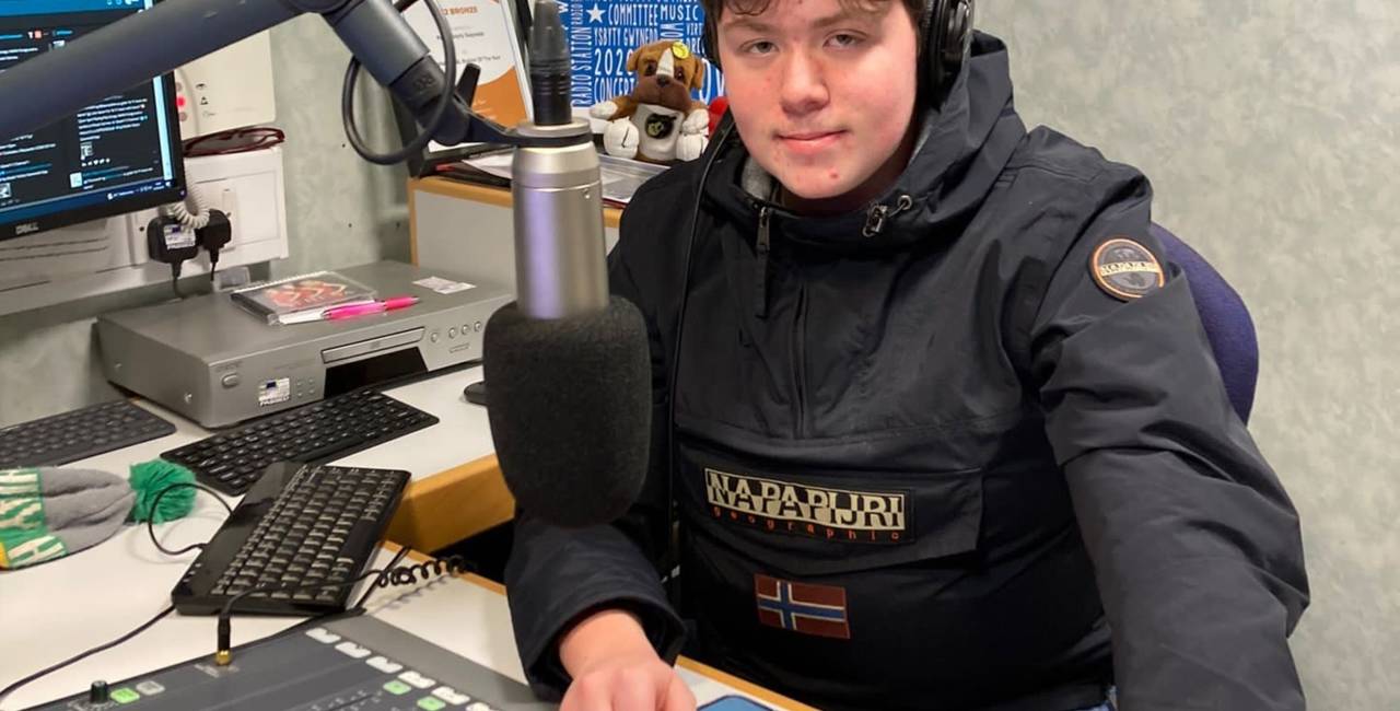 Awyr Las Radio Ysbyty Gwynedd yn ysbrydoli cenedlaethau'r dyfodol o…